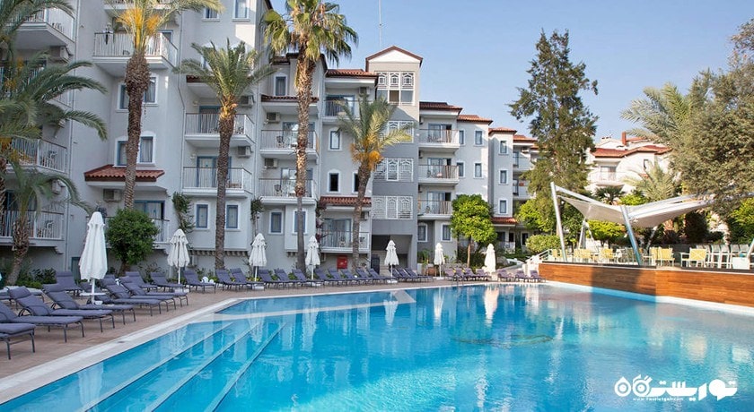 نمای استخر روباز و ساختمان هتل